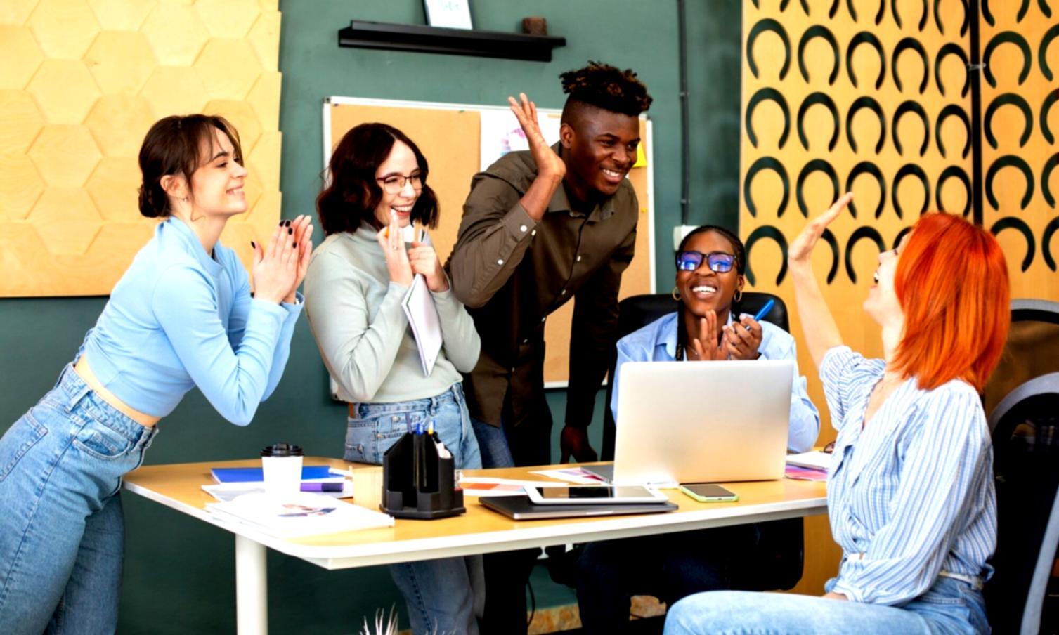 Persönliche Finanzberatung in modernem Büroumfeld